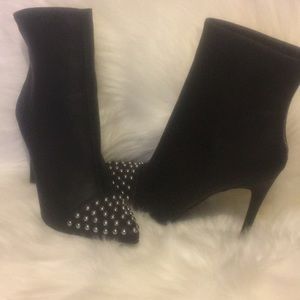 Wild diva Pointy toe bootie (size 6)